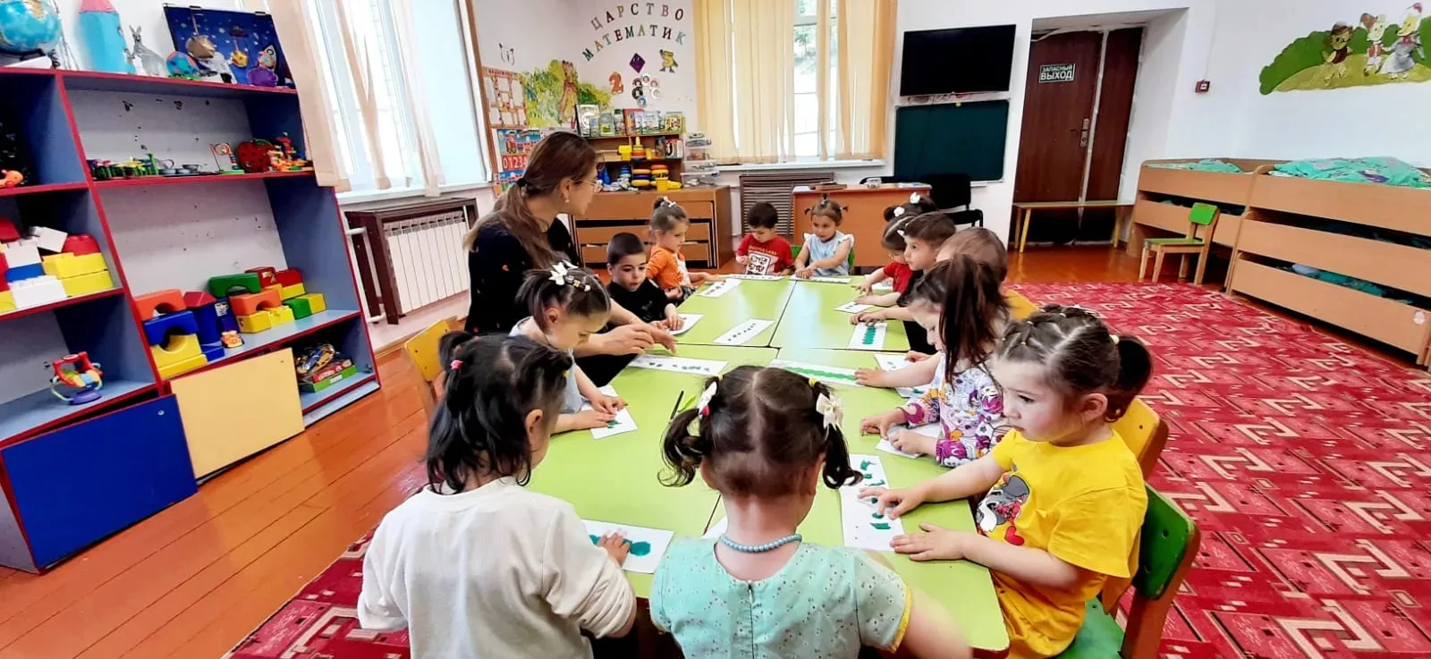 Лепка  в 1 младшей группе 
" Лучики"
Тема: "Гусеница"🐛 
Цель : Научить детей работать с пластилином
