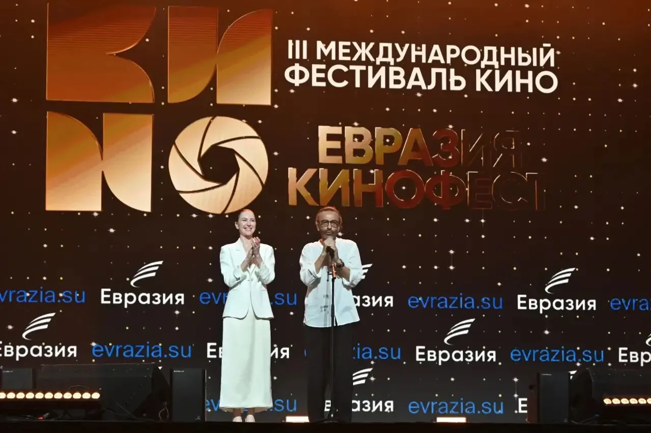 🎬 Больше 45 тысяч зрителей посетили III Международный фестиваль «Евразия-Кинофест» в Сочи.
 
Церемо