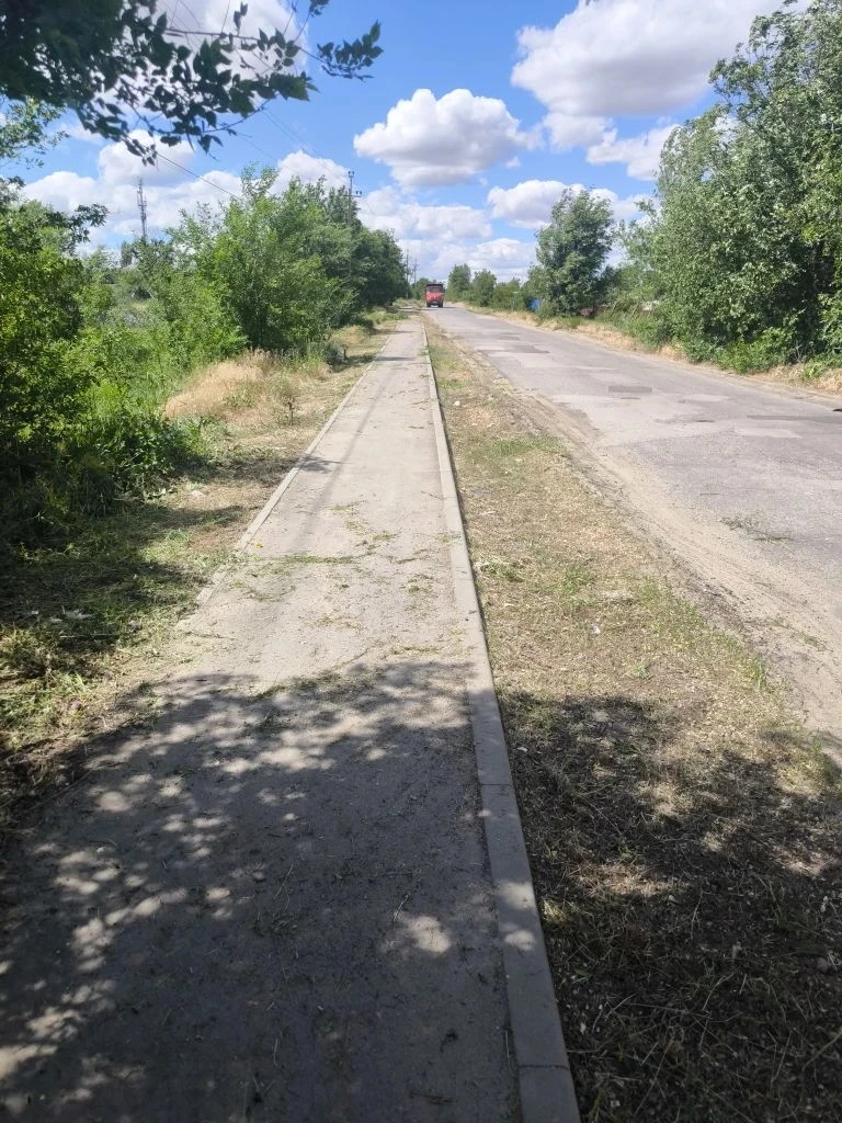 Также покос травы произведен у пешеходной тропинки вдоль ул. Прямая, ст. Чапурники, у библиотеки и н