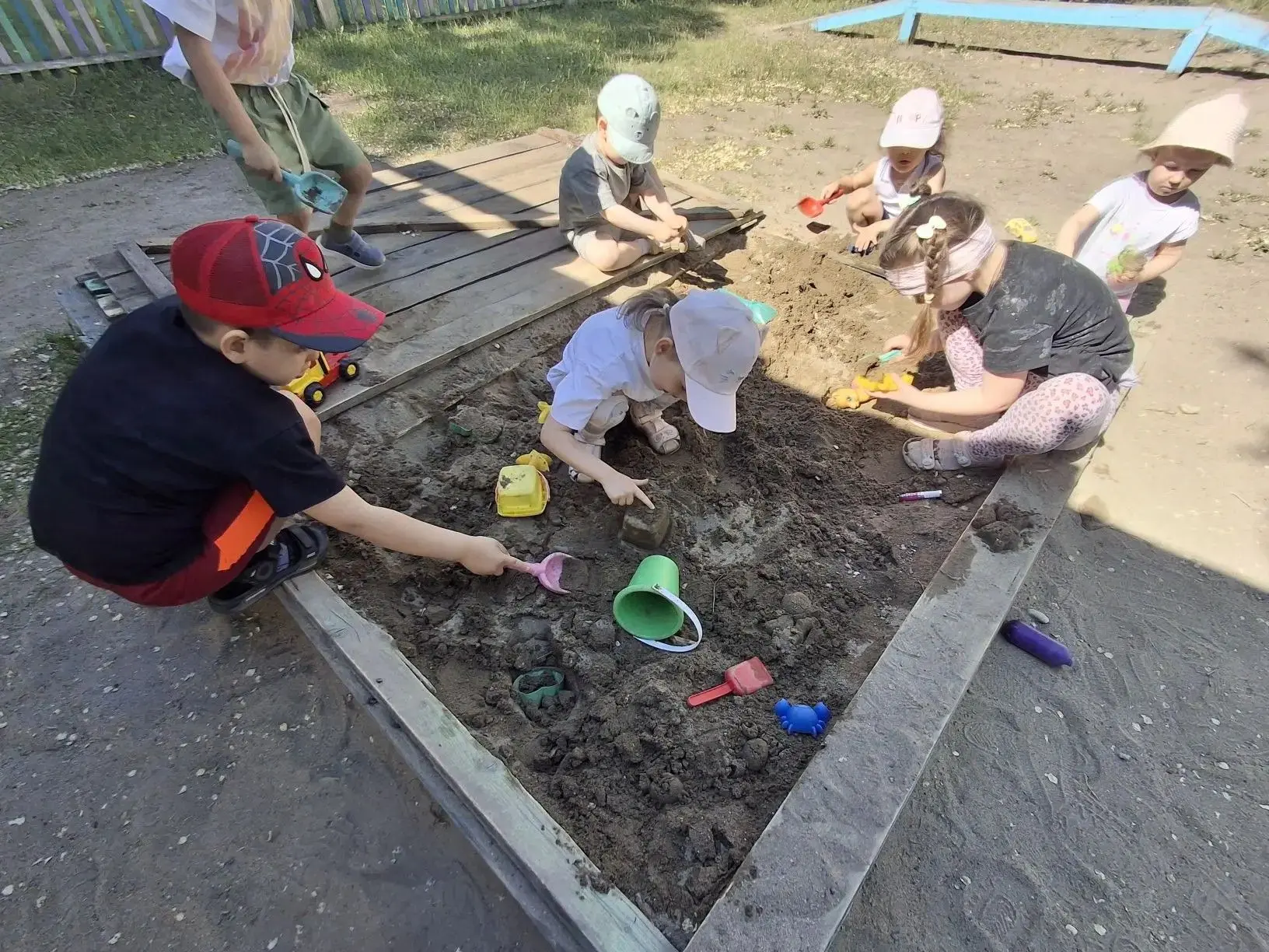 🌞 Лето, песок и маленькие исследователи! 🏖️

С наступлением тепла песочницы снова наполнились жизн