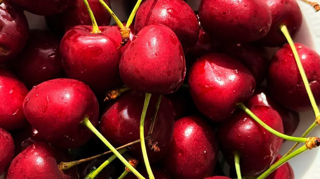 еще одна причина любить лето - черешня! 🍒

третий год берем ее во ВкусВилле, особенно нравится «Вал