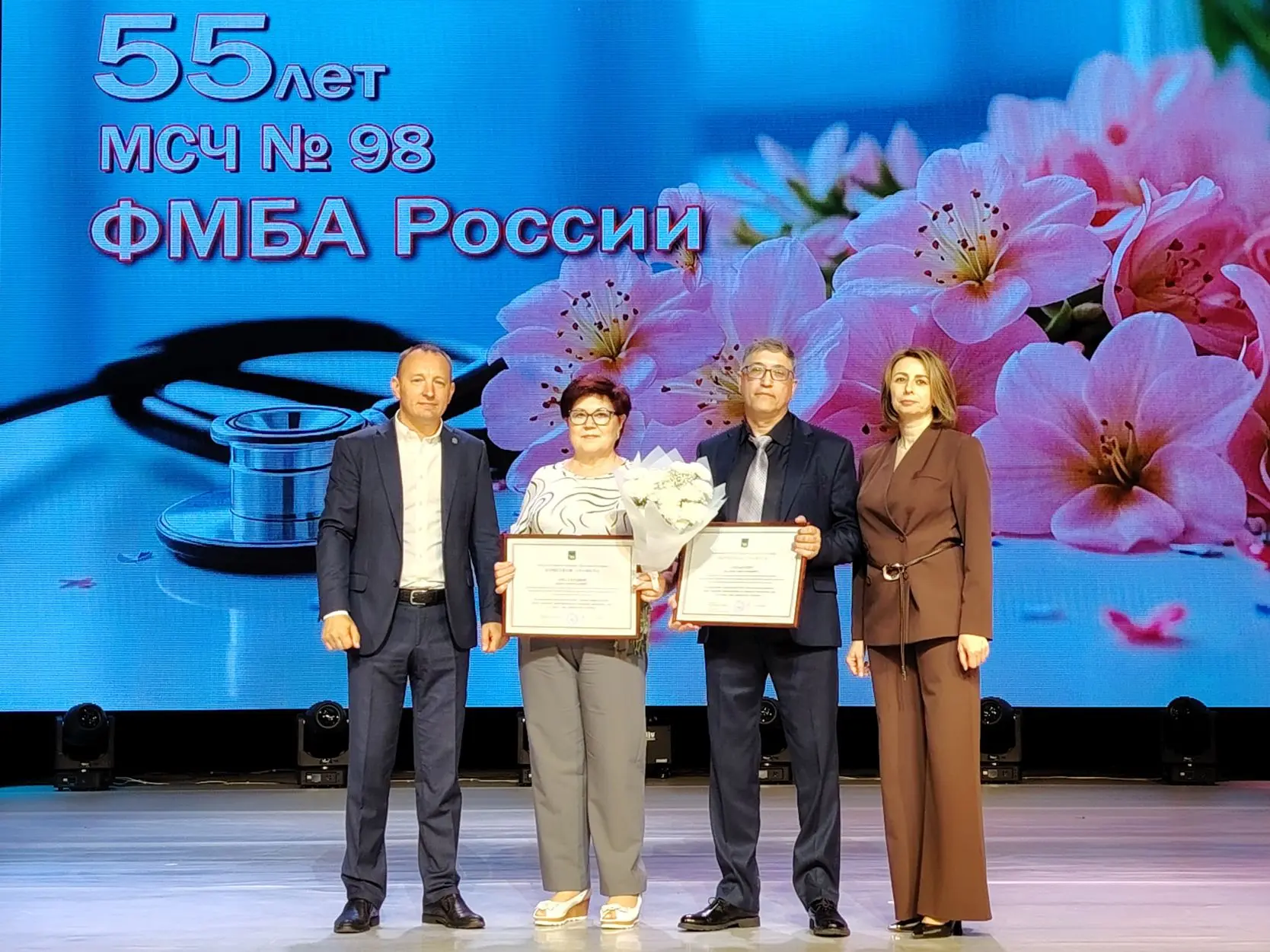 🥼 Пульс города: в Большом Камне наградили медиков
  
💐 За многолетний безупречный труд наград удос