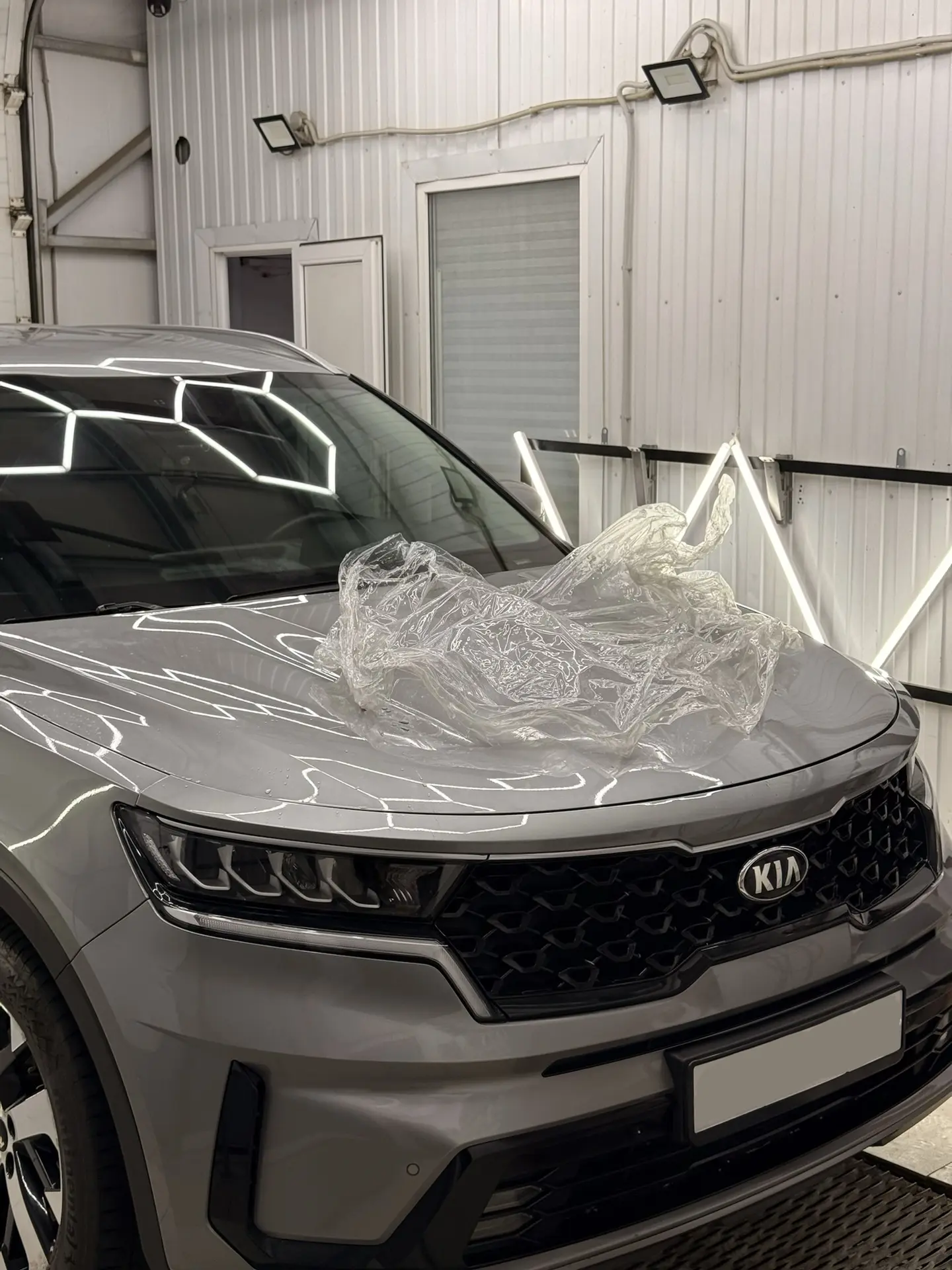 🚙 Kia Sorento

✅ Демонтировали старую антигравийную пленку с капота и сабли 
✅Заклеили антигравийно