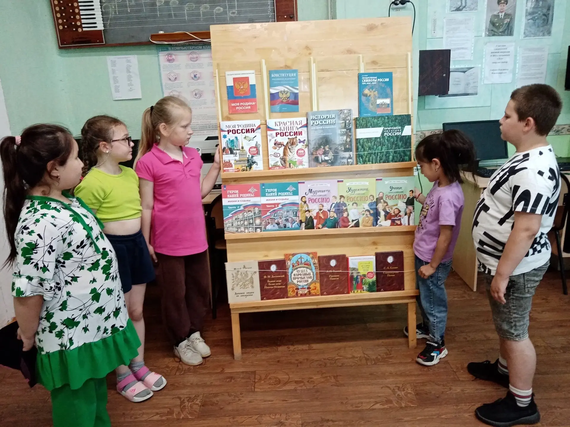 В преддверии Дня России, в школьном оздоровительном лагере  для детей проводился конкурс рисунков на