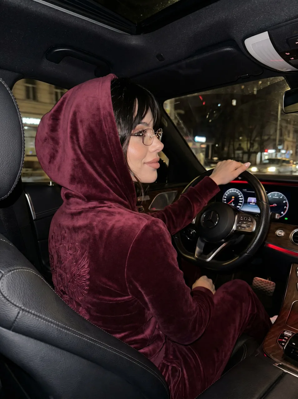 🚘 За рулём Mercedes

Инструкция:

1️⃣ Нажимаем «повторить»
2️⃣ Выбираем Nano Banana 2
3️⃣ Загружаем