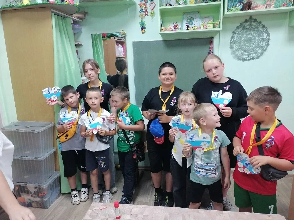 Ещё один день в нашем летнем лагере: День России! ☀️🇷🇺

📌Сегодняшний день в нашем школьном лагере