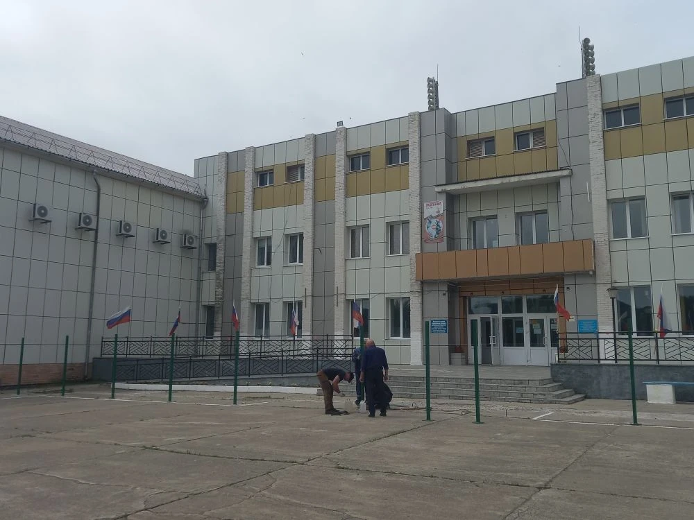 Монтаж забора у ДЮСШ

В Пластуне устанавливают забор вокруг здания Детско-юношеской спортивной школы