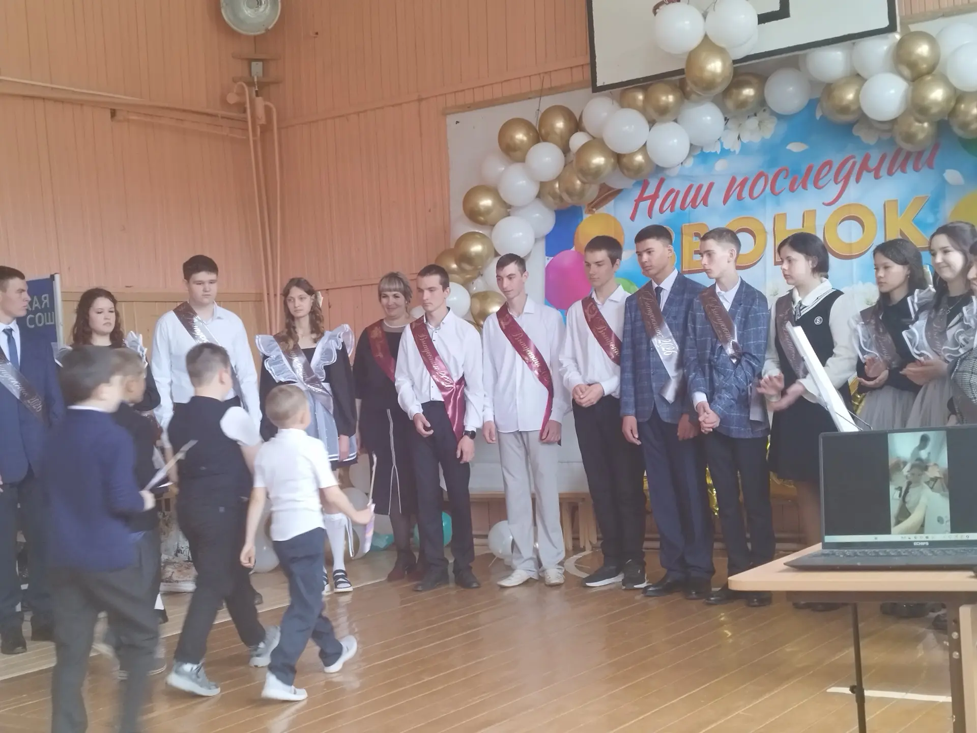 Самолетик будущего»: крылья добра от первых классов 

 💫"Самолётик будущего" – трогательная традици