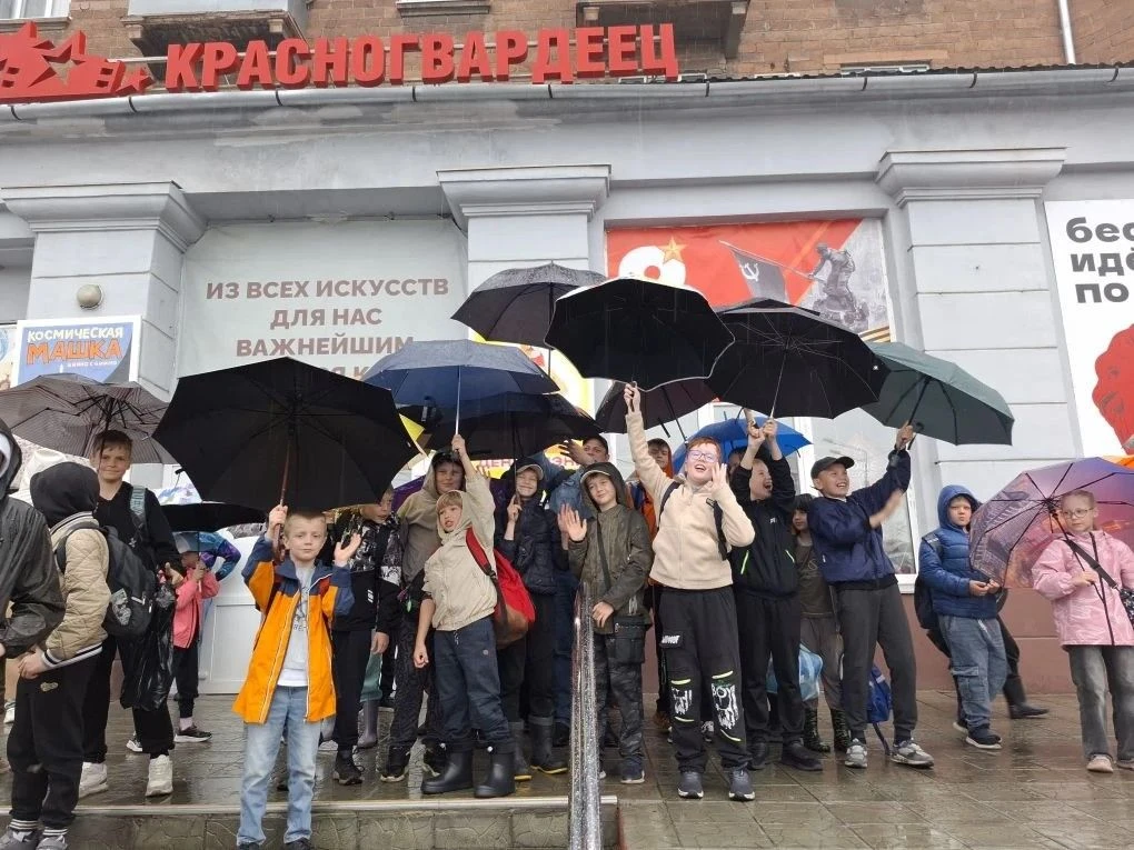 Погода не помешала нашему походу! 🌧️🚫 Мы отлично провели время в кинотеатре «Красногвардеец» 🍿 и 