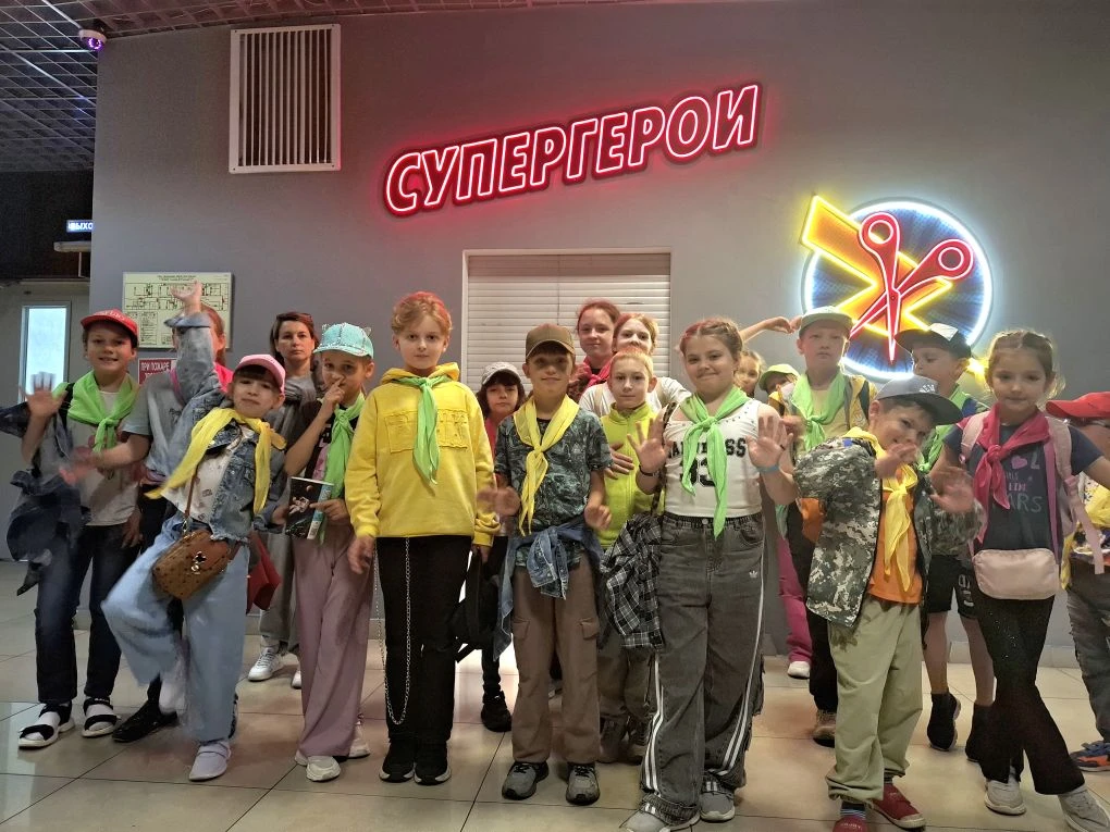 Лагерь «Вдохновение» 

Новую лагерную неделю мы начали с отличного настроения и большого экрана! 
8 