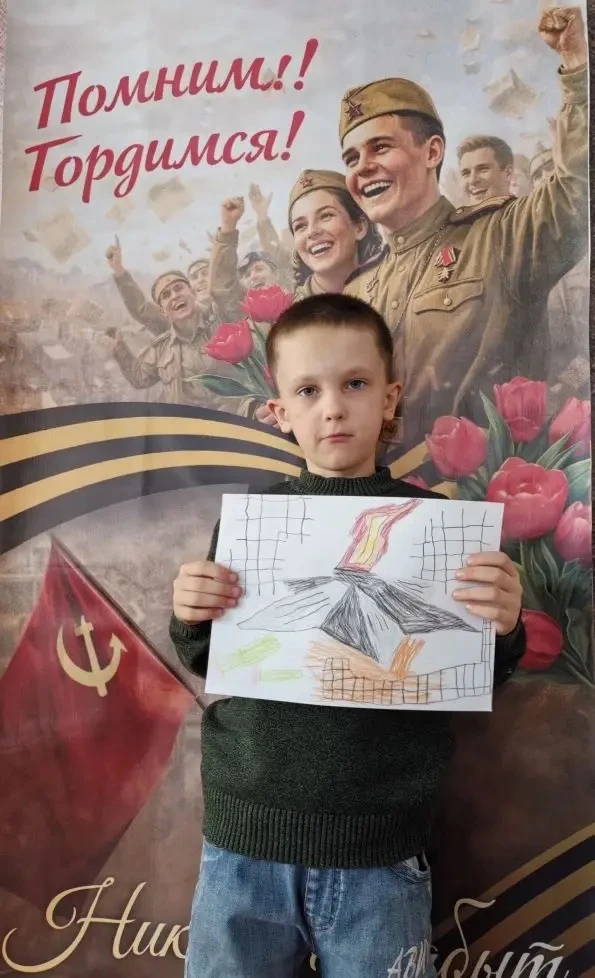 🔥 Тимофей Чечелев рисует Вечный огонь! 🔥 
🎨Наш воспитанник принимает участие в международном конк