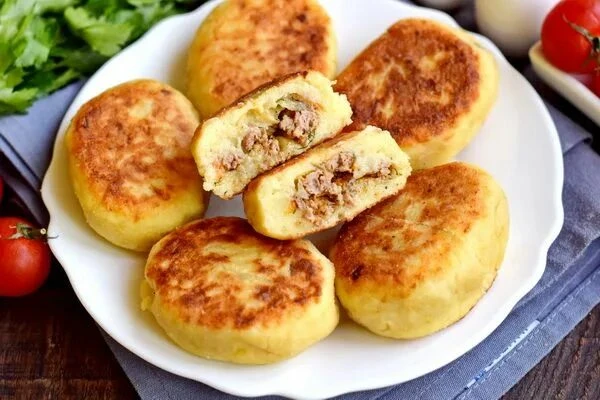 🥔🥩 ЗОЛОТИСТЫЕ КАРТОФЕЛЬНЫЕ ЗРАЗЫ С МЯСОМ: Тот самый бабушкин рецепт сытного дачного обеда

После ц