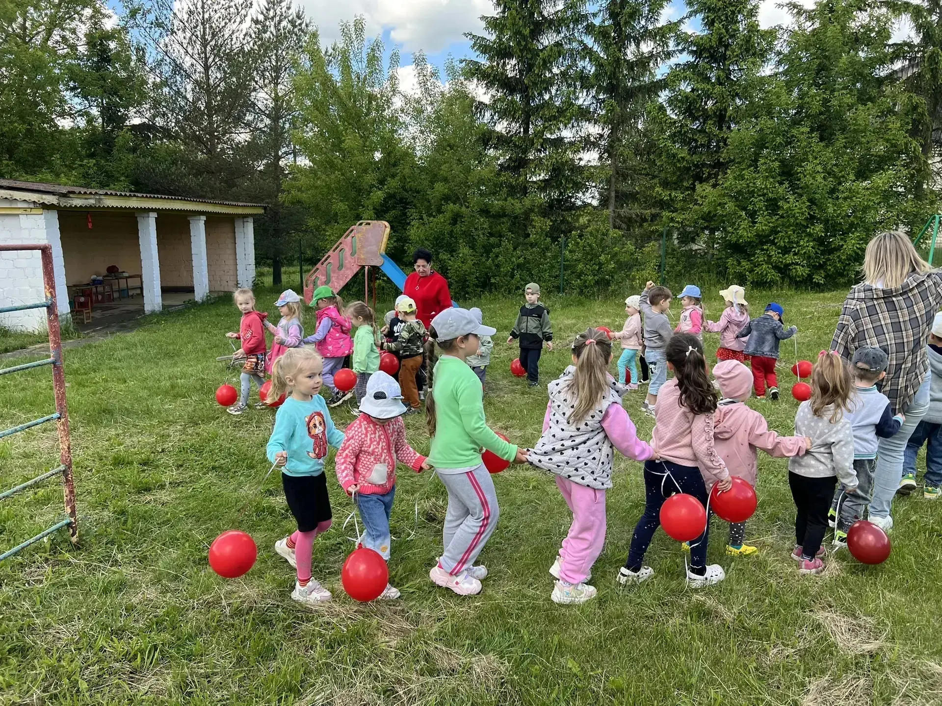 🌈🎈☀️ Праздник ко Дню защиты детей в нашем детском саду! ☀️🎈🌈
Сегодня в нашем детском саду царили