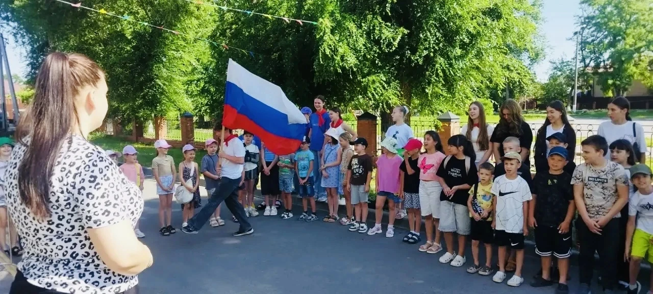 🌟🇷🇺 День Первых в пришкольном лагере «Улыбка» 😊☀️

Сегодняшний день начался с торжественного вын