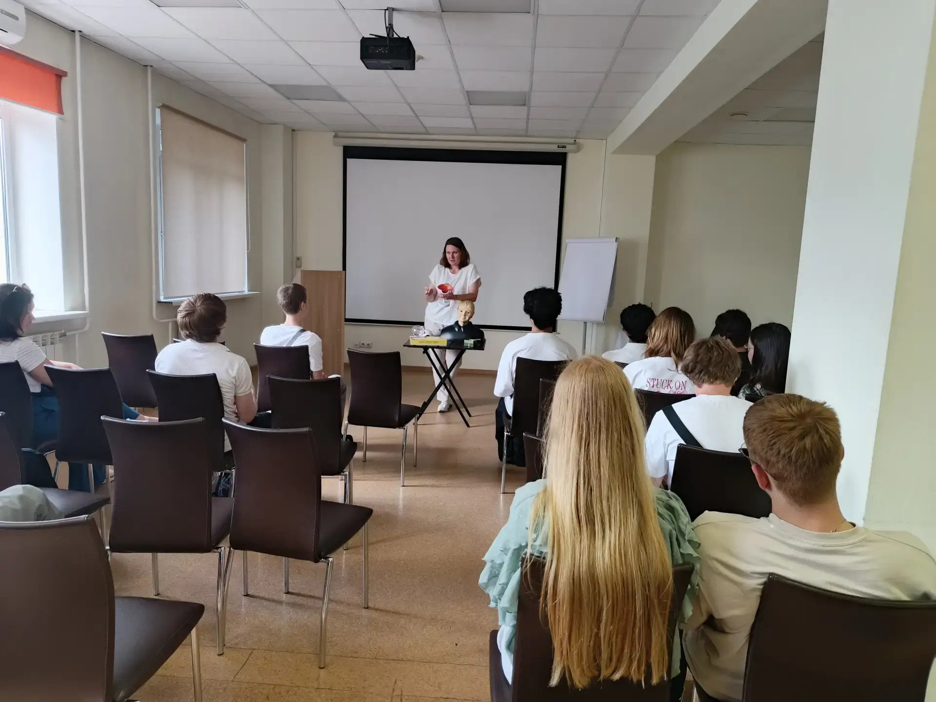 Погружение в офтальмологию: как прошла экскурсия для летней смены

Участники профориентационной смен