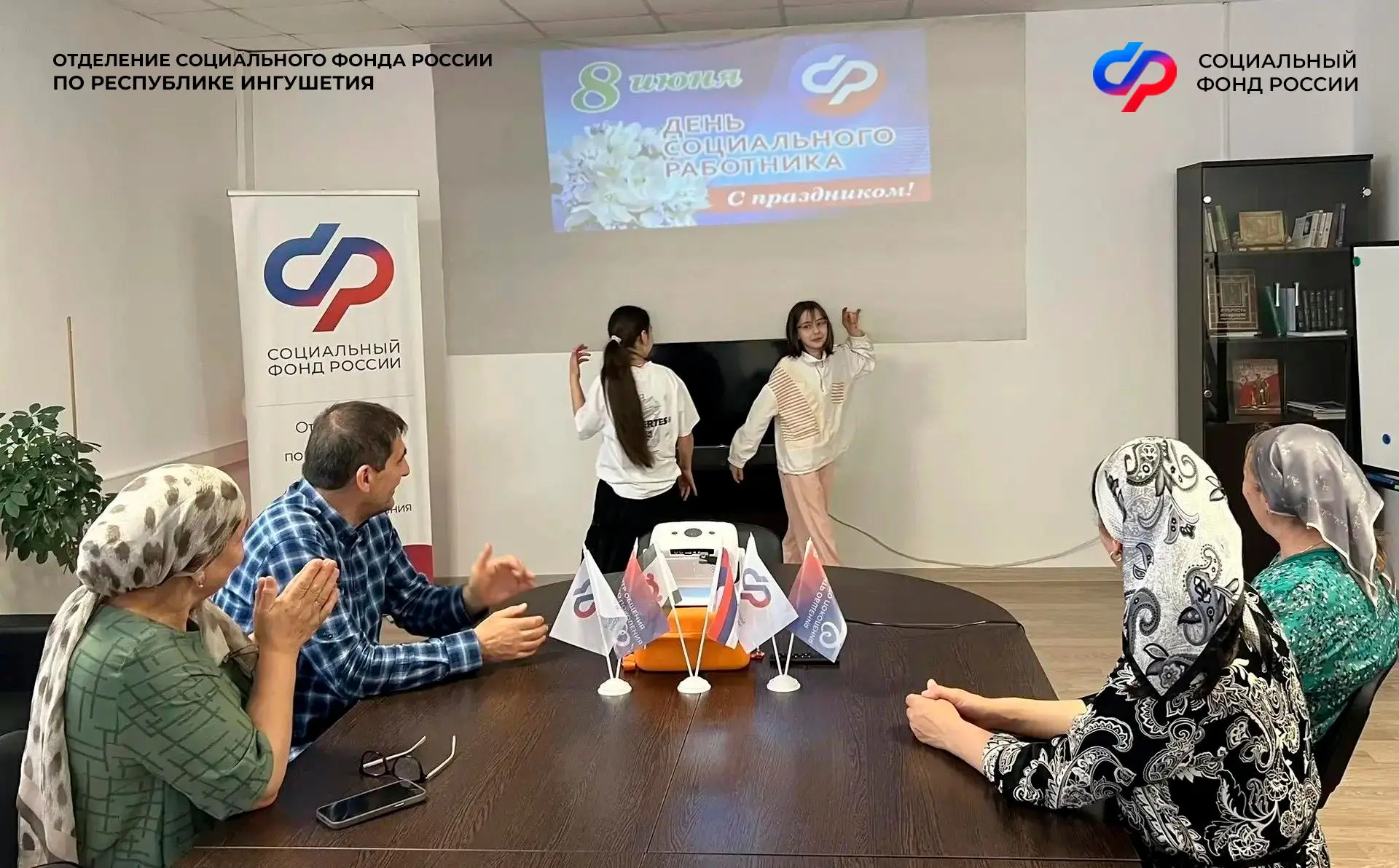 8️⃣  июня в Центрах общения старшего поколения состоялся праздничный концерт, посвящённый Дню социал