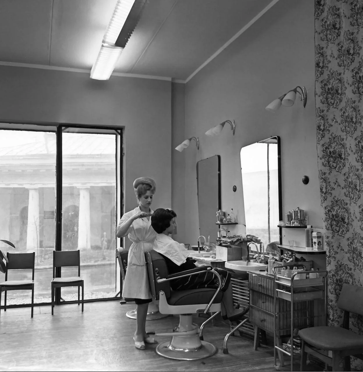 В парикмахерской на Комсомольском проспекте, 1964