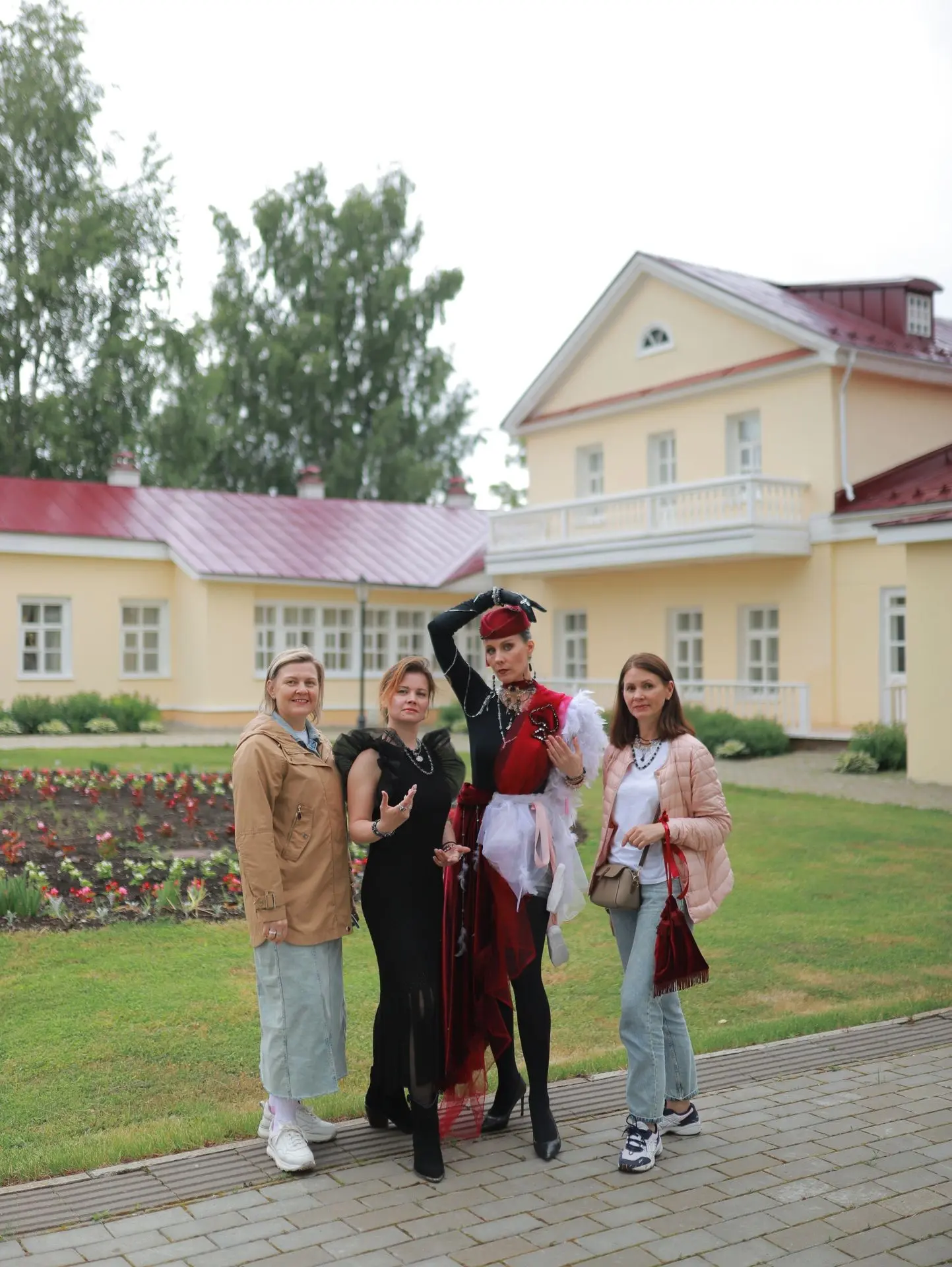Дизайнер и модель из Перми представили костюм, навеянный произведениями Чайковского

В рамках Всерос