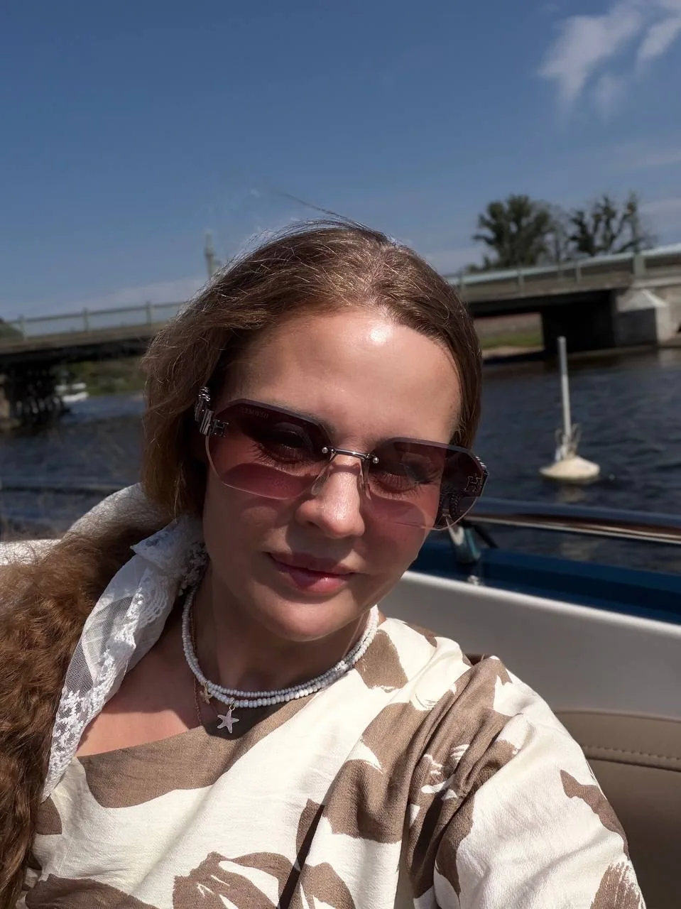 Мечтала об этом с самого обеда и поездки на катере…Это про то, чтобы смыть с себя косметику, спф, до