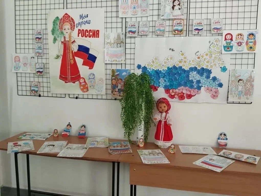 🎨 «Рисуй, Россия!»

Ученики нашей школы вновь доказали, что творчество не знает границ! Ребята прин