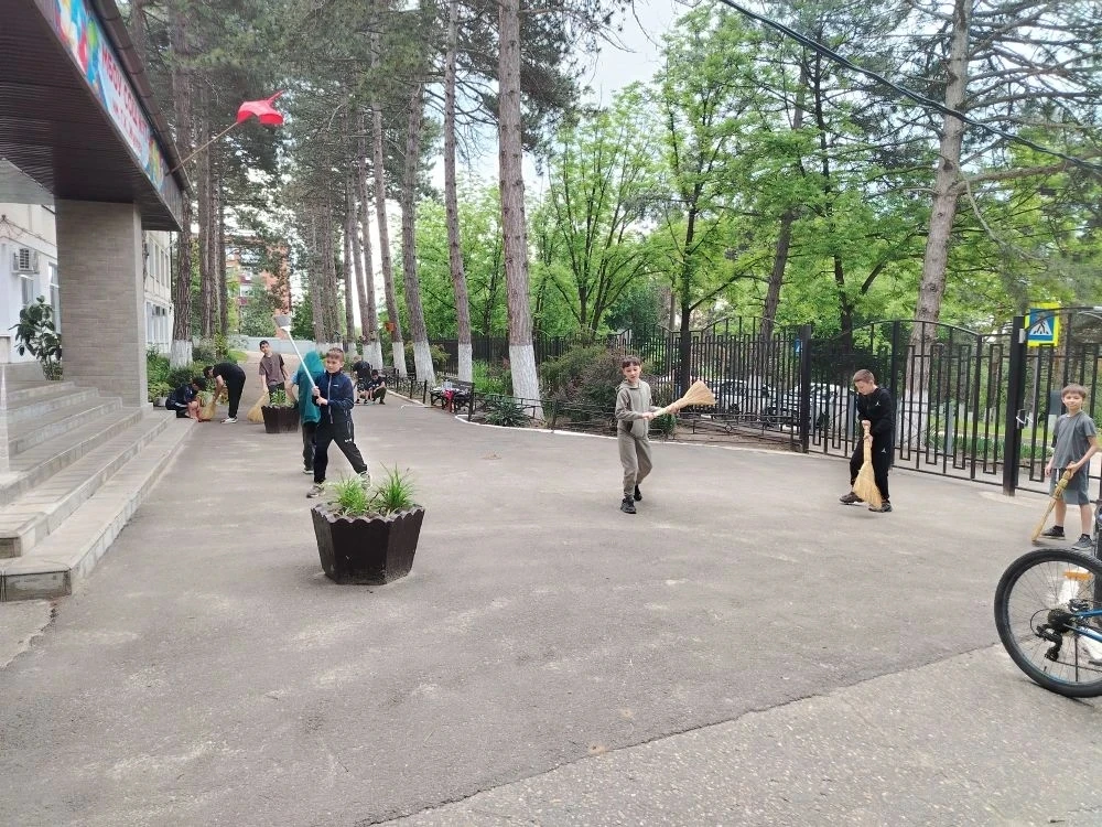 ☀️ Летняя трудовая практика в МБОУ  СОШ №17 им. Г. К. Жукова! ☀️
Каникулы — это не только отдых, но 