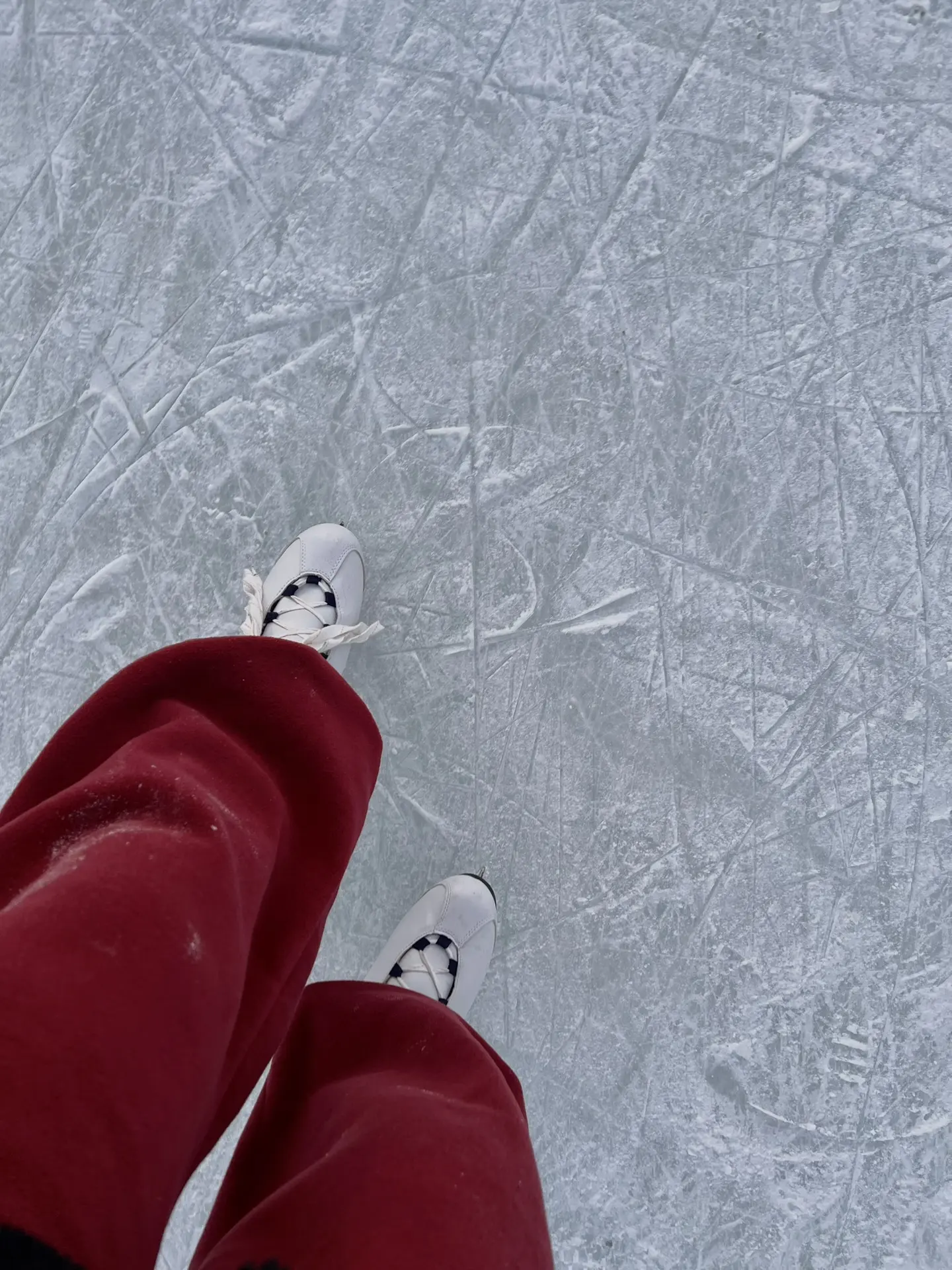 2 января ❄️
Все салаты официально доедены 🥗✋
Выходим растрясать наеденное — всей семьёй на каток ⛸️
