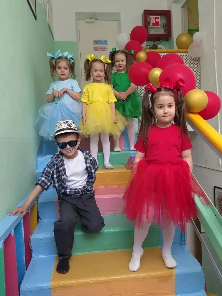 Самые маленькие воспитанники нашего детского сада пришли проводить выпускников!