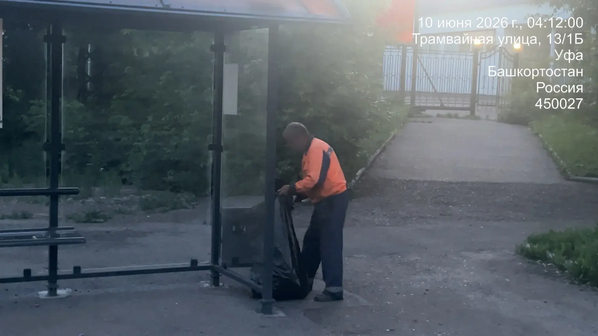 В Калининском районе активно ведется работа по поддержанию чистоты и порядка. Специалисты МБУ «СПБ К