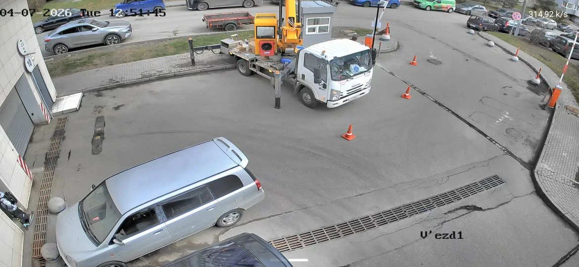 Напротив въезда от шлагбаумов МосГорСвет меняет плафоны, въезд и выезд на -2 затруднены.