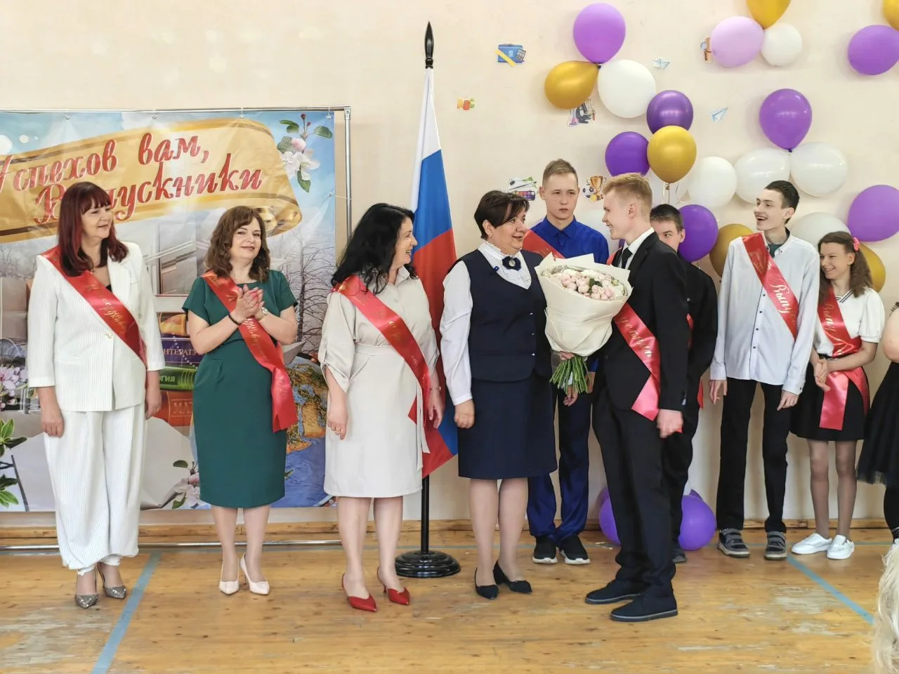 Сегодня прозвенел "Последний звонок" для наших девятиклассников. Для ребят этот праздник - не просто