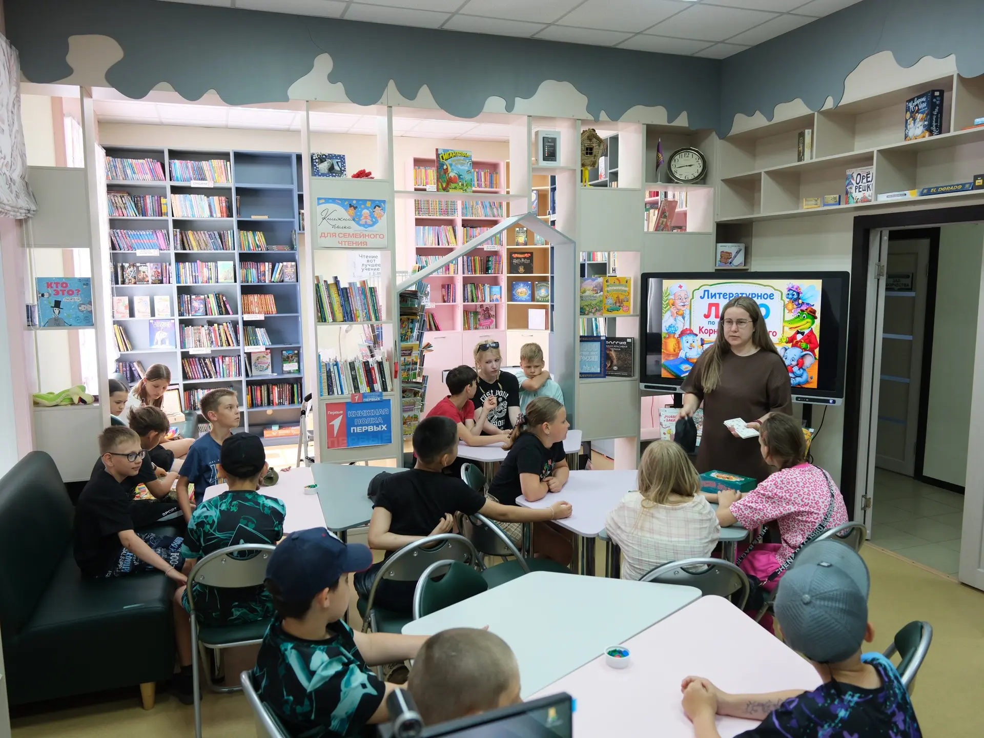 Каникулы в Бакчарской средней школе проходят не только весело, но и познавательно. Участники летнего