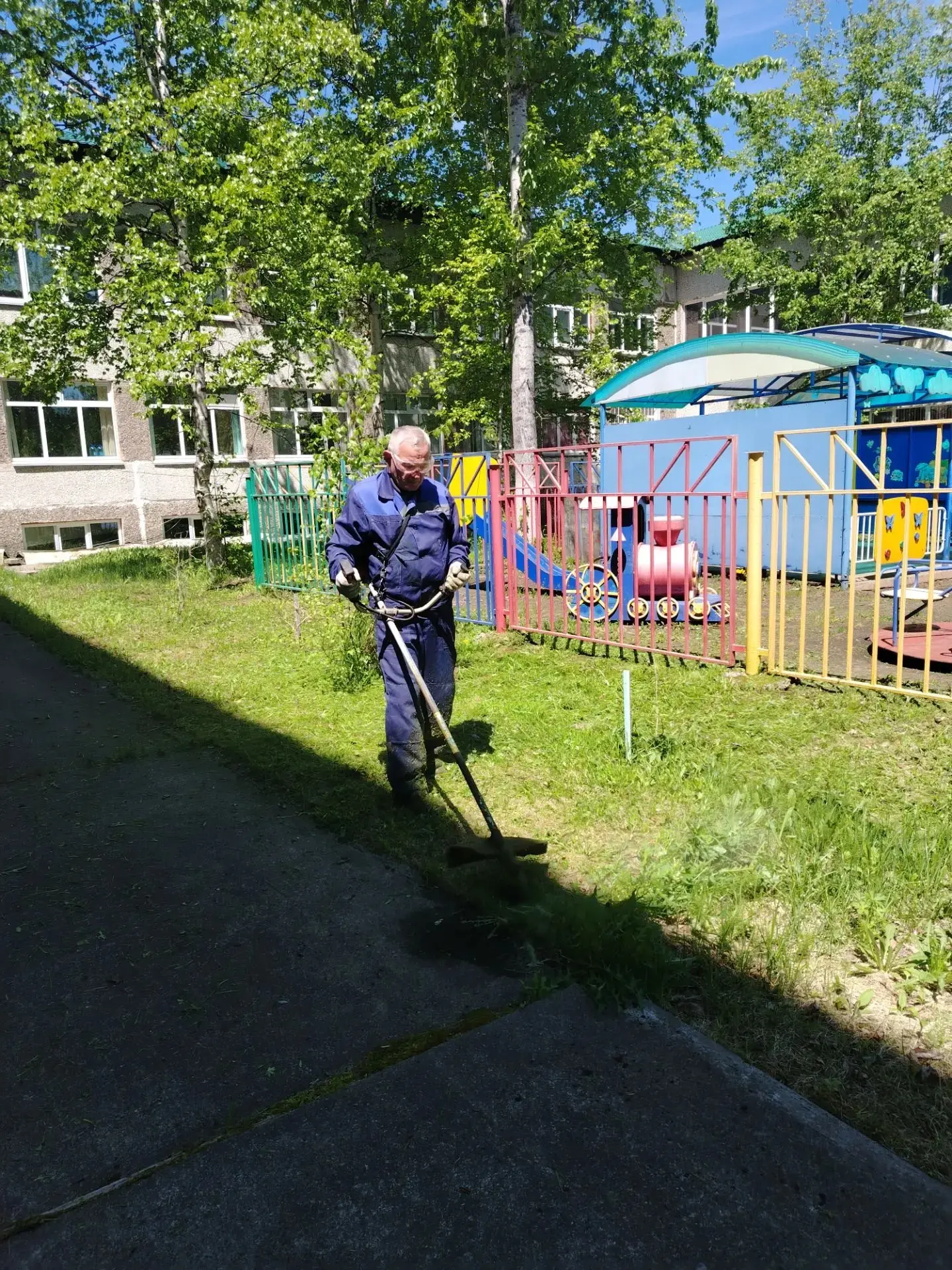 ✨Сезон покоса - старт дан☘️🌿☘️

🌳Продолжаем создавать безопасную и комфортную среду для воспитанни