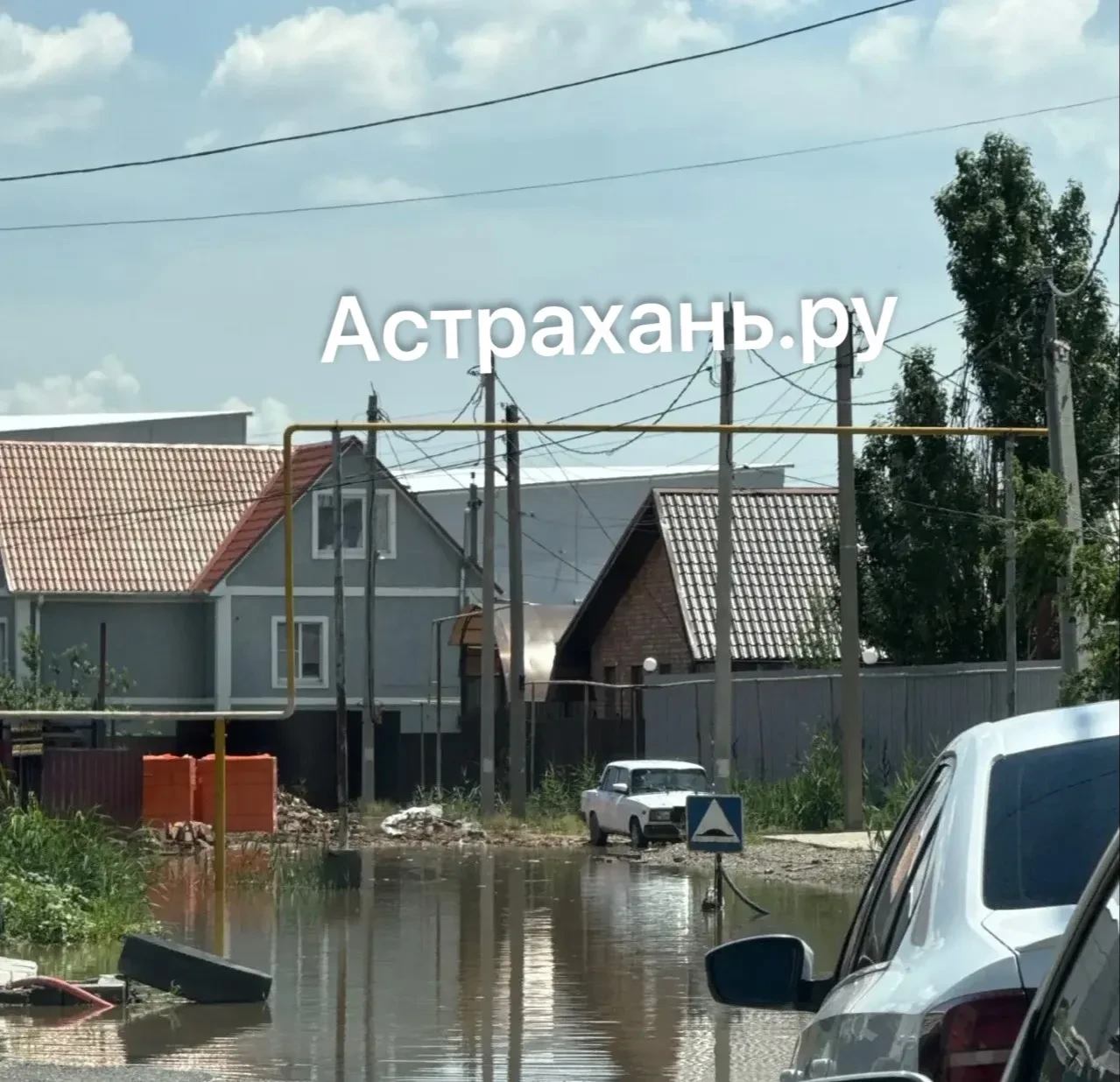 Улицы астраханского села превратились в водоемы из-за коммунальной аварии

Прямо сейчас по нескольки