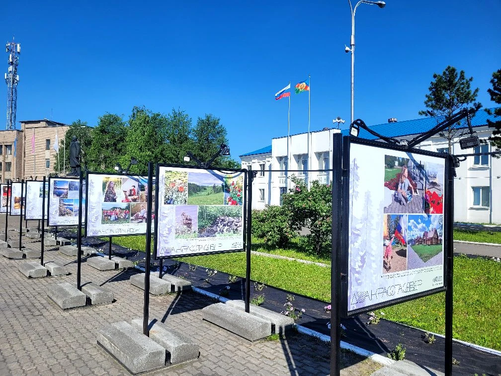 На площади Ленина оформлена новая фотовыставка — яркое событие, которое уже привлекло внимание жител