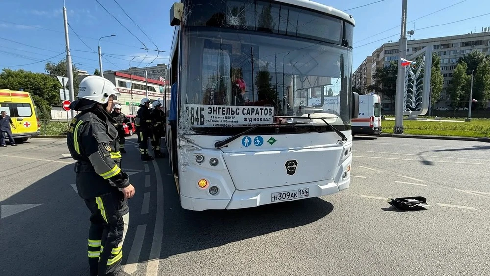 Три женщины пострадали в столкновении автобуса с грузовиком

Сегодня утром у моста через Волгу в Сар