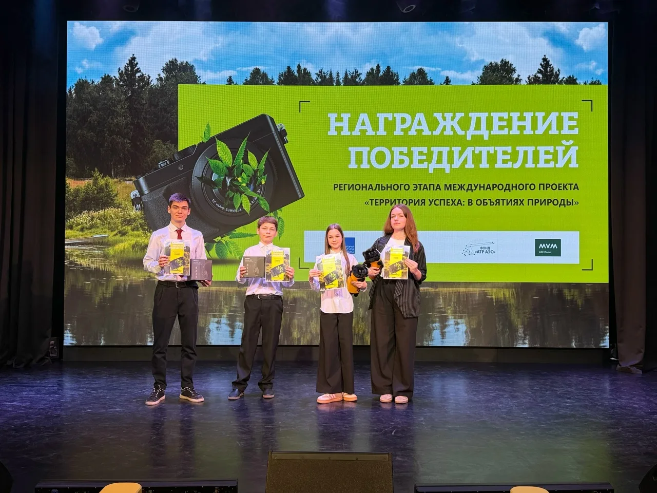 Четыре ученика нашей школы — Ксения Белова (7 «Б» класс), Артемий Крайнов (7 «Б» класс), Ксения Заха