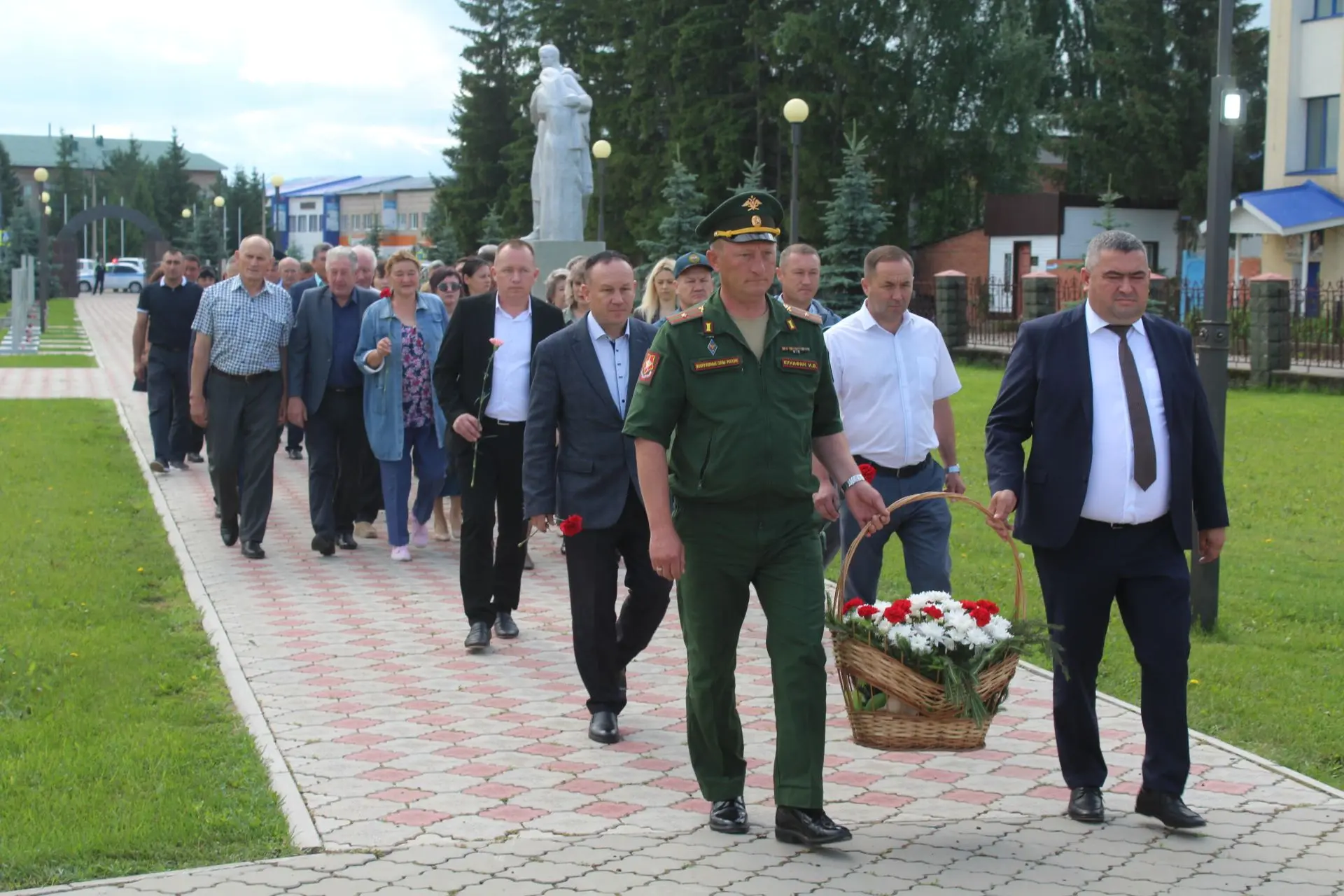 Сегодня, в День памяти и скорби, в Аллее Славы с.Мраково состоялось возложение цветов