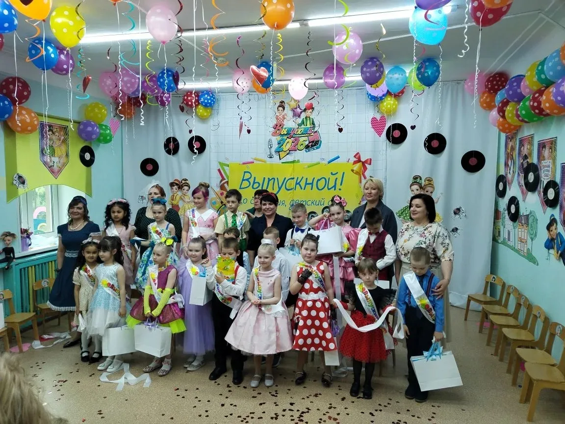 «Стиляги‑2026»
Вчера в нашем детском саду прошёл незабываемый выпускной — в стиле легендарных стиляг