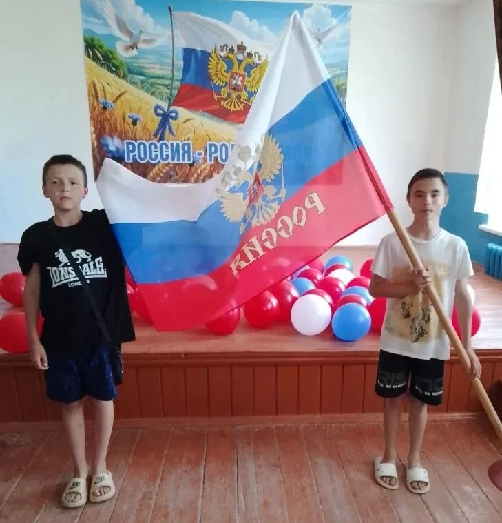Ко Дню России  в Новокузнецовском сельском клубе была проведена акция "Флаги России". Мы гордимся НА
