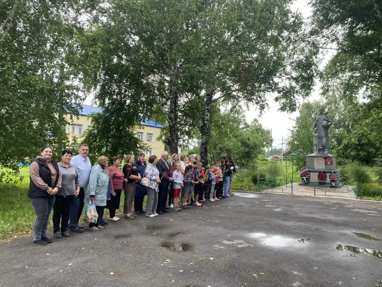 Сегодня, 22 июня, в День памяти и скорби педагоги и воспитанники пришкольного лагеря совместно с адм
