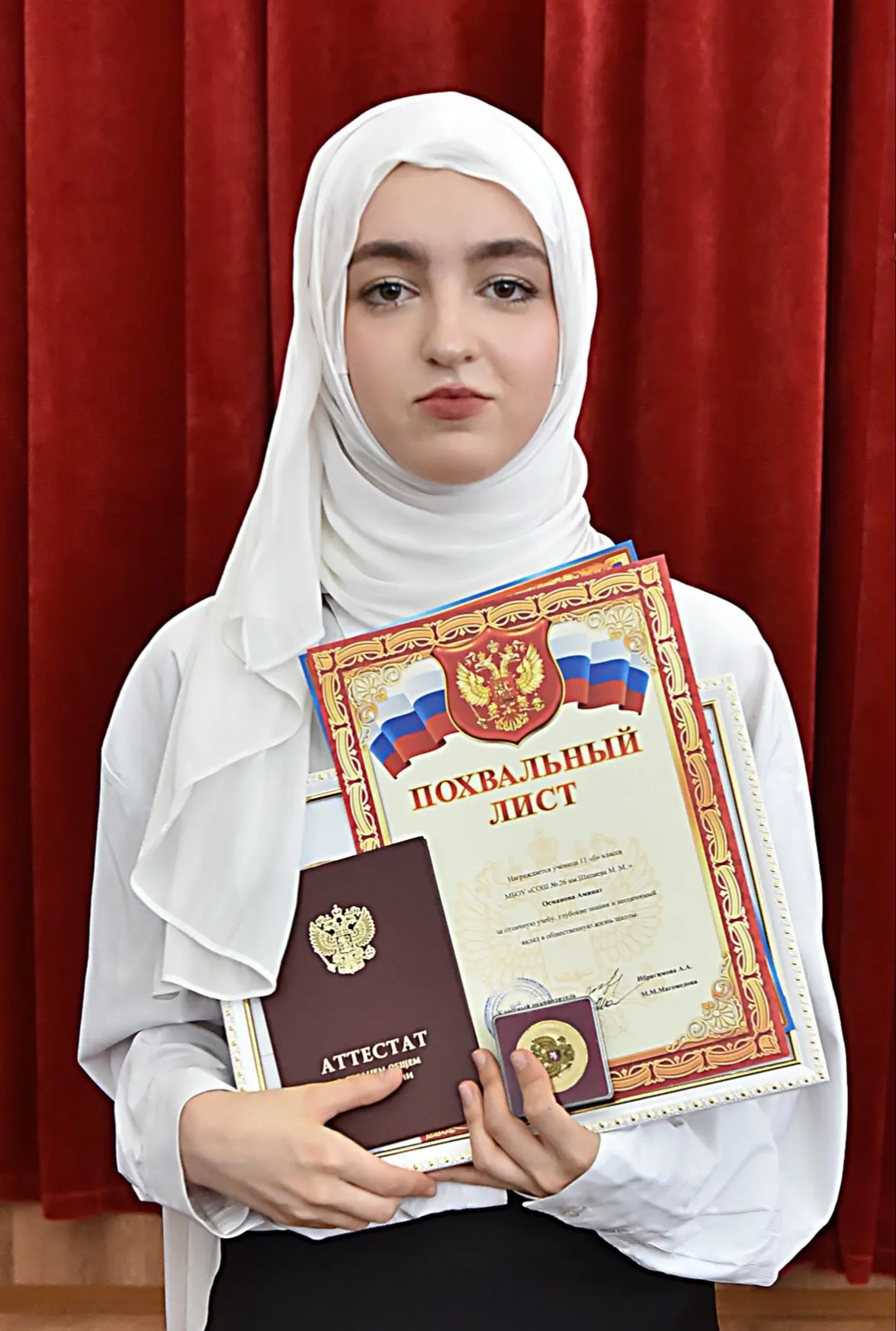ОСМАНОВА АМИНАТ ОСМАНОВНА

Её золотая медаль и блестящие результаты ЕГЭ - это плод её настойчивости 