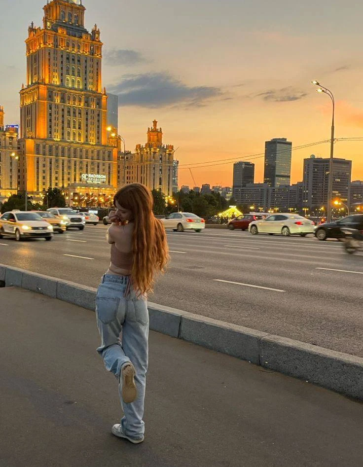 Как отличить коренную москвичку от приезжей? 

Ей пофиг на Москва-Сити, Парк Горького или Красную пл