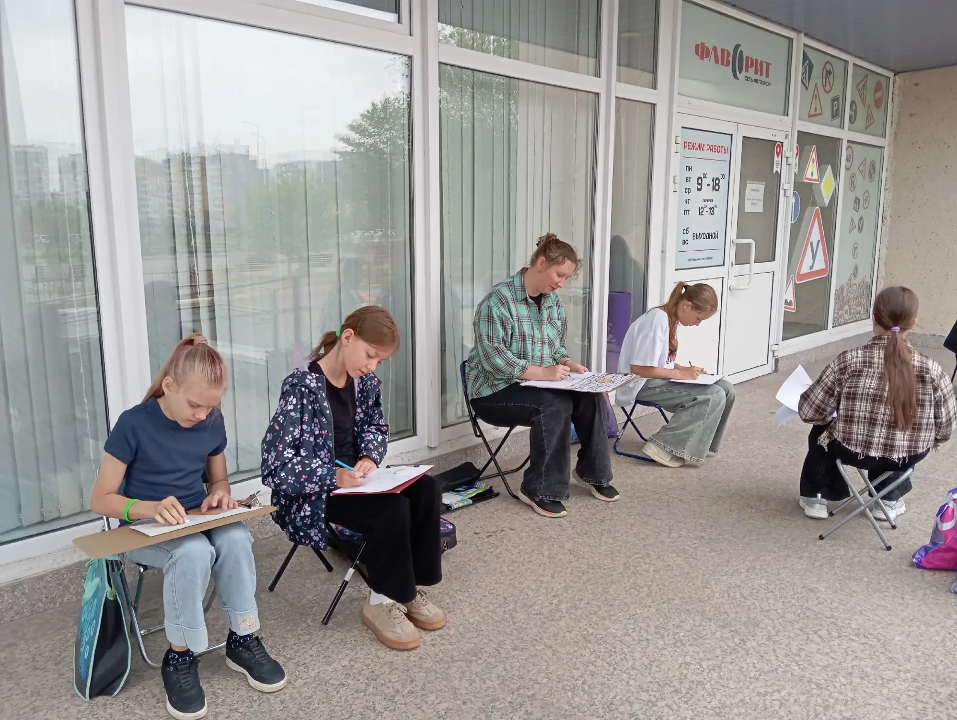 👨‍🎨В Заозёрном прошёл пленэр для юных художников

🟣На площадке культурного центра «Современник» с
