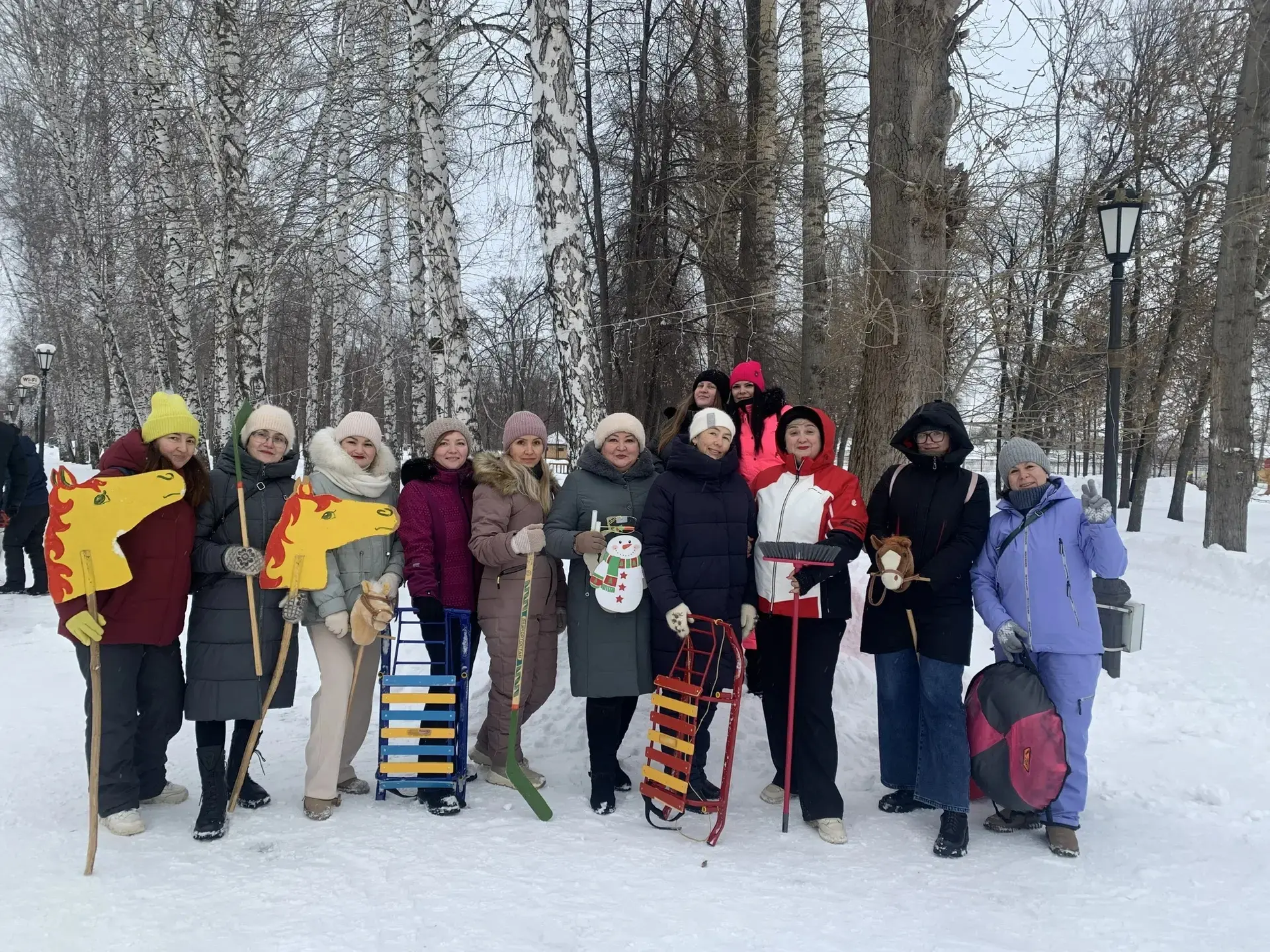 Сегодня городской парк наполнился детским смехом и весельем. Педагоги центра провели зимние развлече
