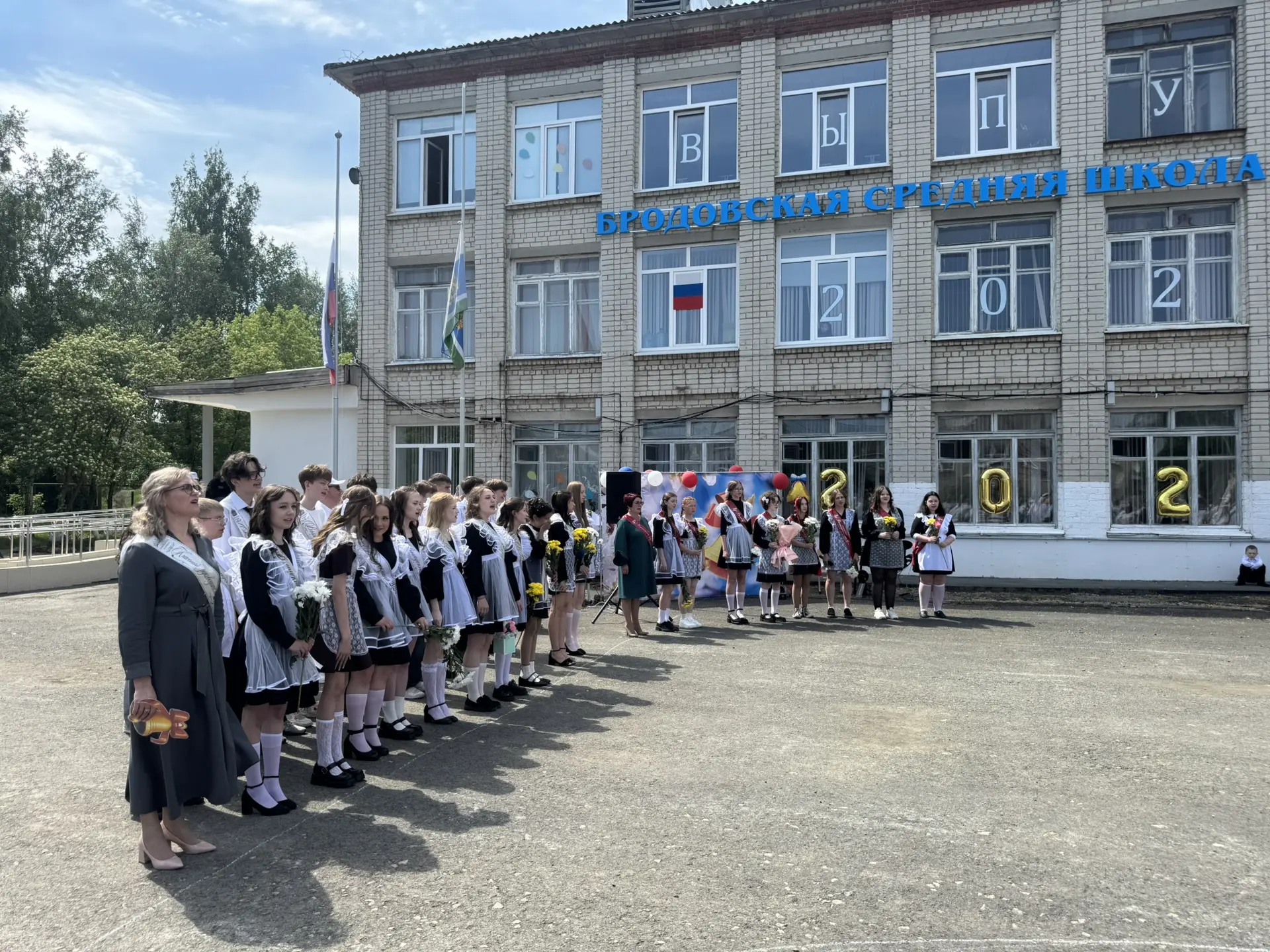 Сегодня во всех школах Каменского района прозвенел последний звонок — особенный, волнующий момент, к