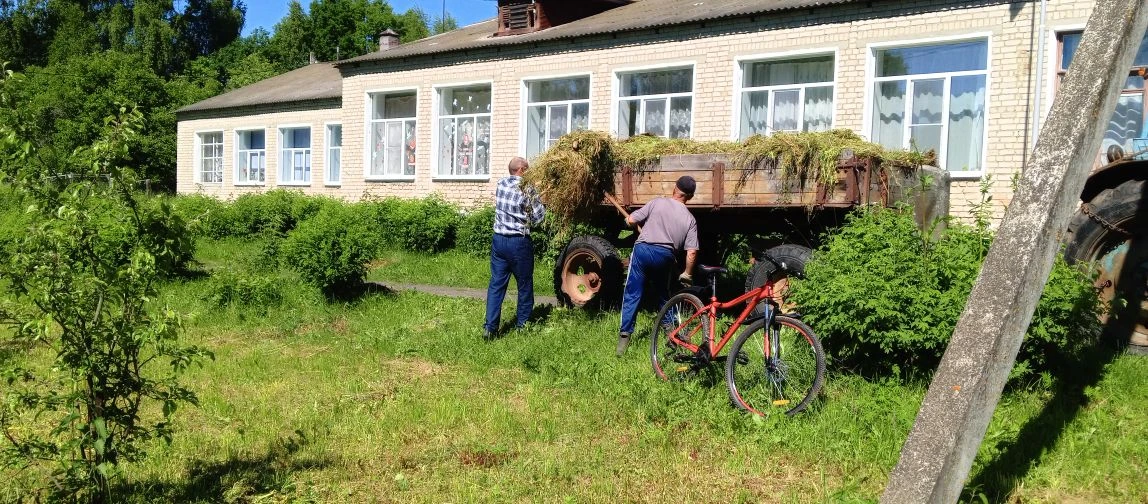 5 июня в МОУ "Сеготская школа" состоялся субботник. Дети и взрослые  приняли участие в благоустройст