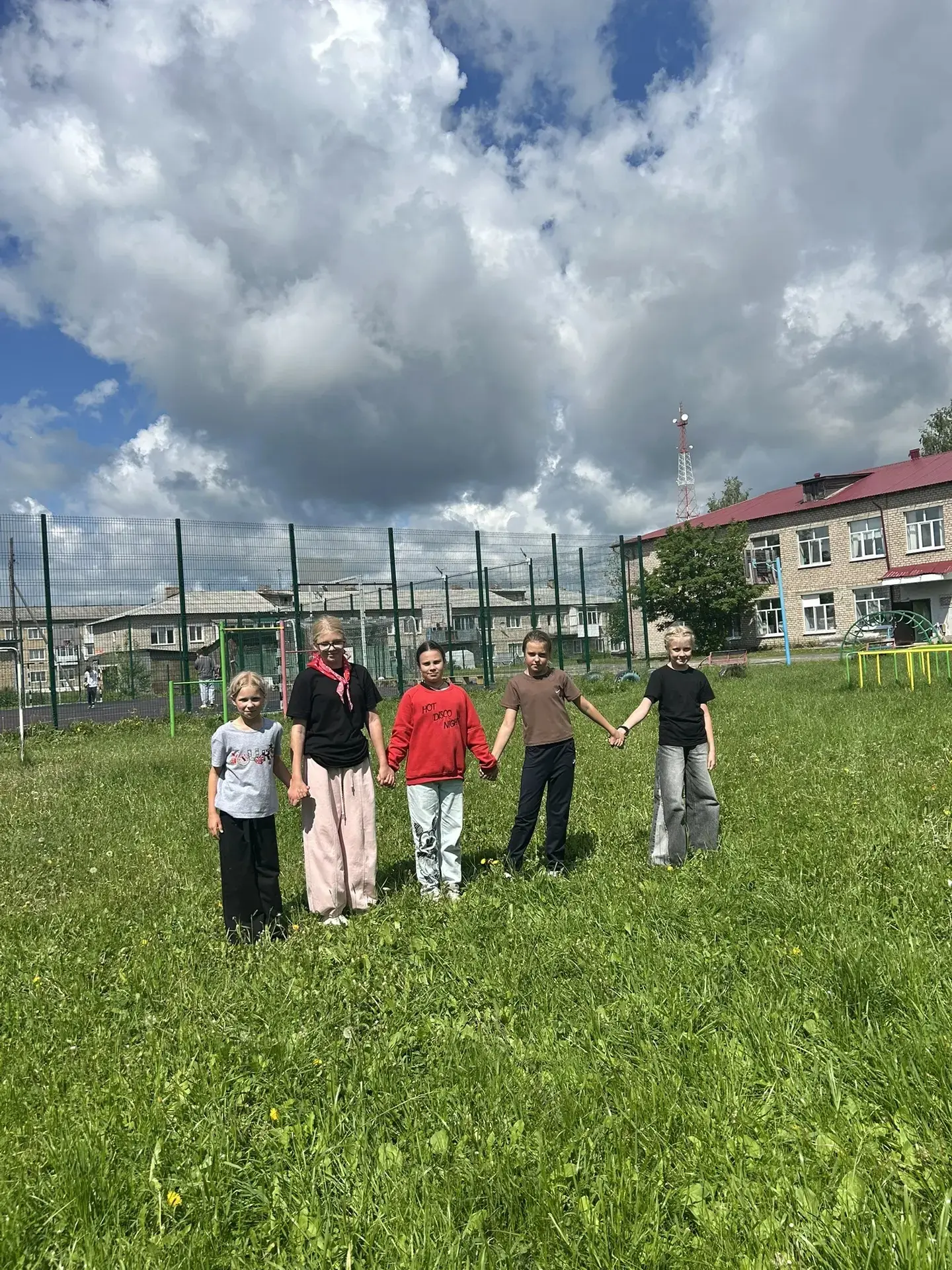 Как проходит смена?

🌞Жители лагеря «Дружба» активно проводят время. Сегодня ребята на линейке полу