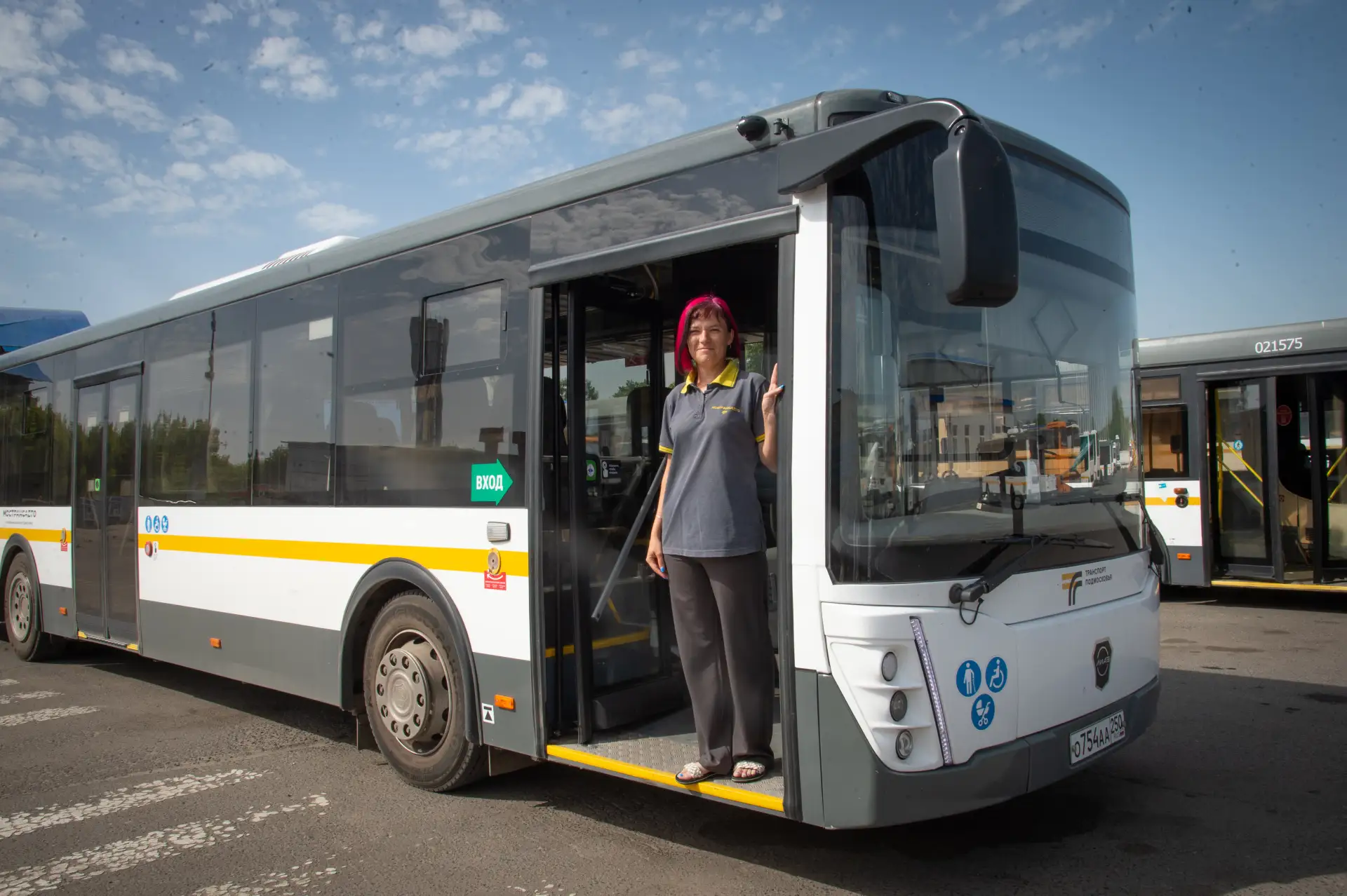 🚌 Управлять нашими большими автобусами могут и хрупкие, но смелые женщины! Приходите на работу, и в
