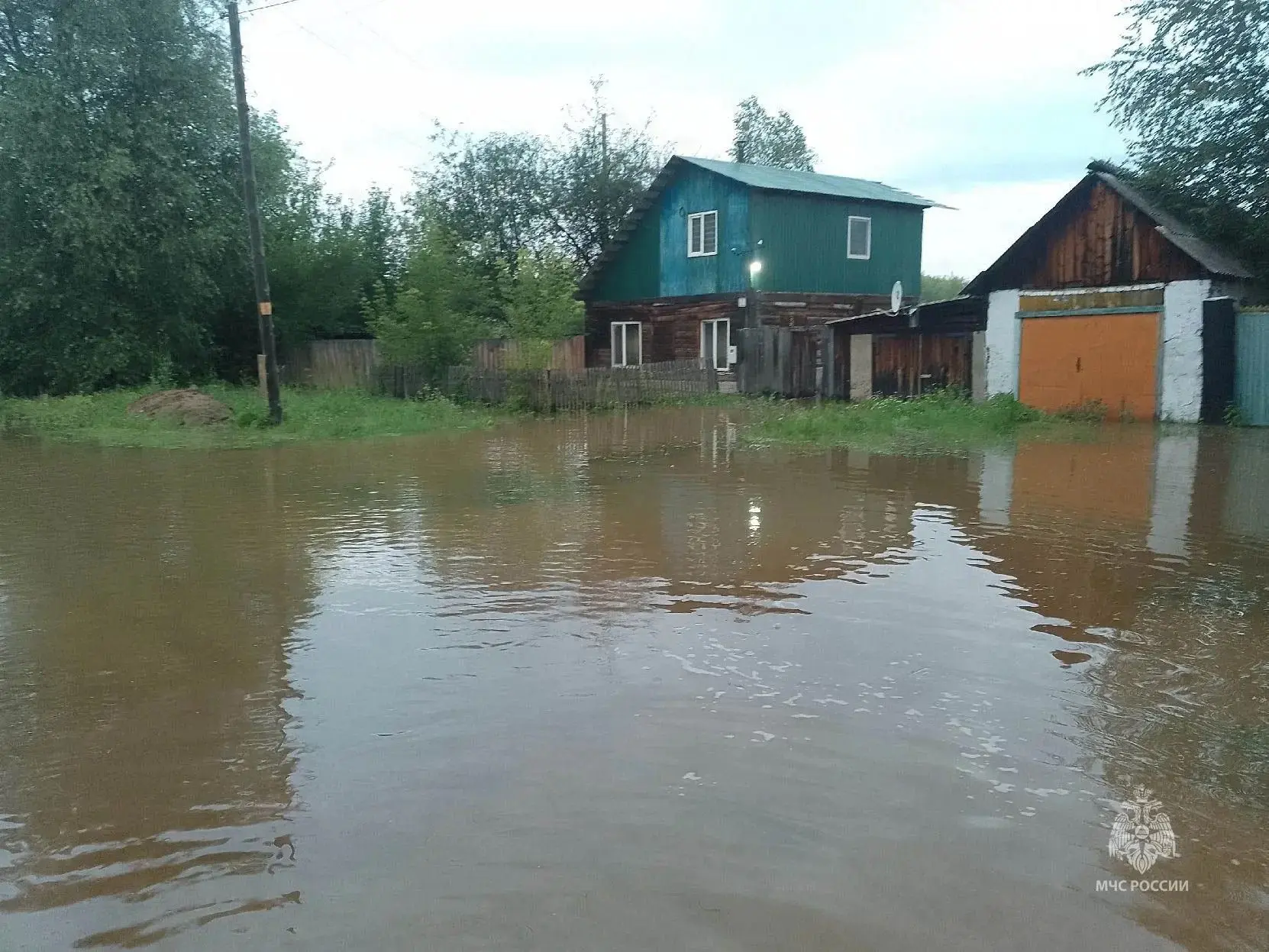 В селе Ермаковское дожди спровоцировали паводок, понадобилась эвакуация

В результате сильных дождей