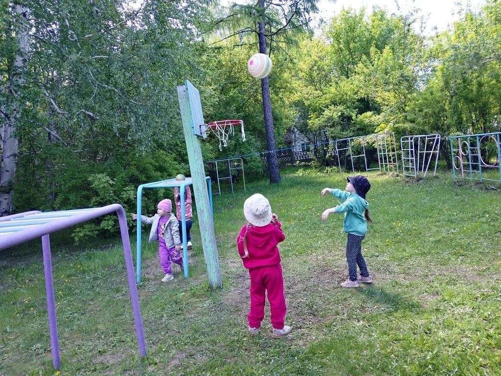 Свежий воздух малышам
Нужен и полезен!
Очень весёло гулять нам!
И никаких болезней!.....
Лето - инте